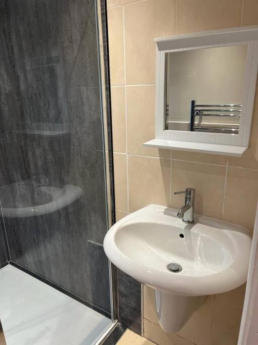 Ovington Grove 2 Fully Equipped Kitchen Free Parking 3 Bedrooms Netflix นิวคาสเซิล อะพอน ไทน์ ภายนอก รูปภาพ